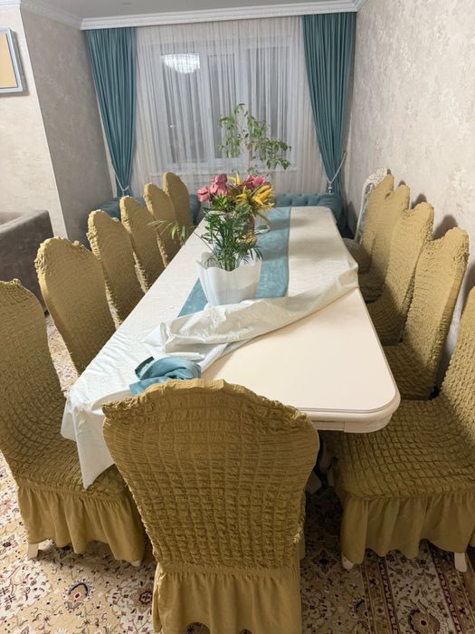 Большой, длинный стол со стульями