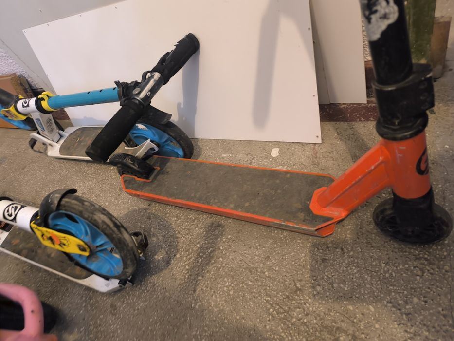 Trotinete și o bicicletă fara pedale