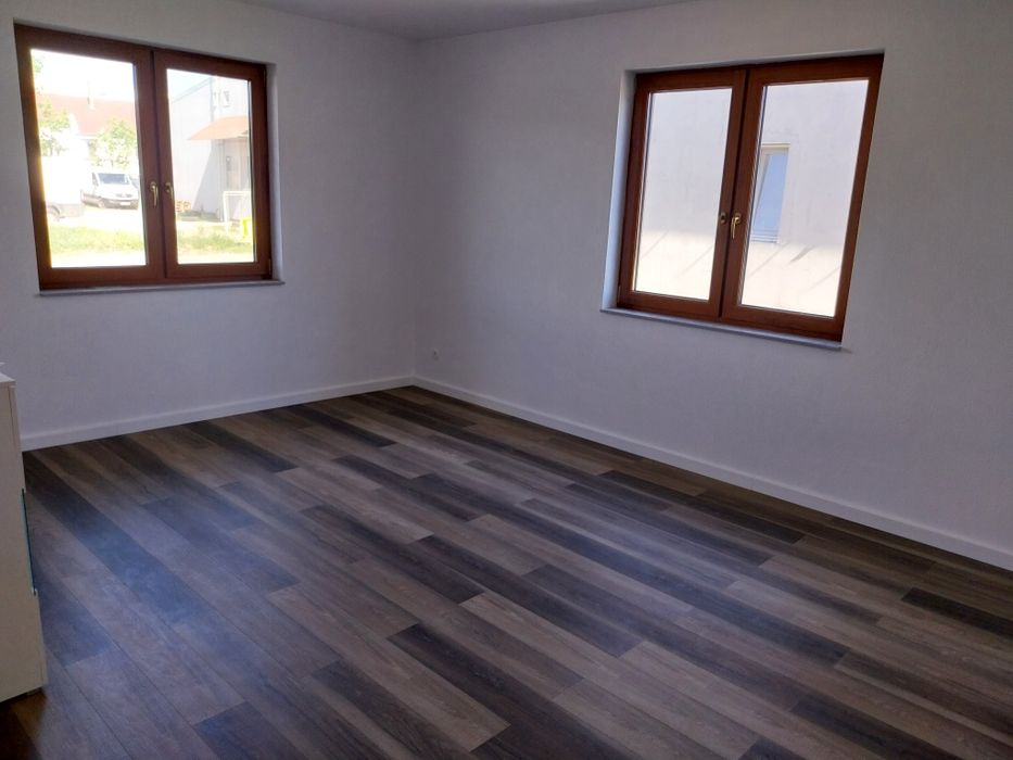 Închiriez apartament la casa la parter
