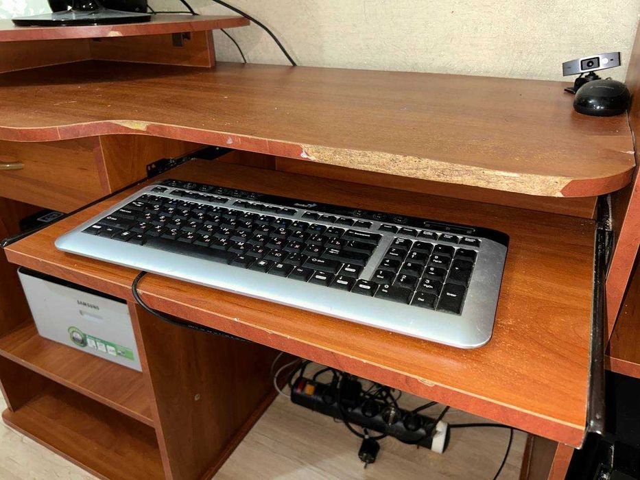 Компьютерный стол дерево 2011 БУ