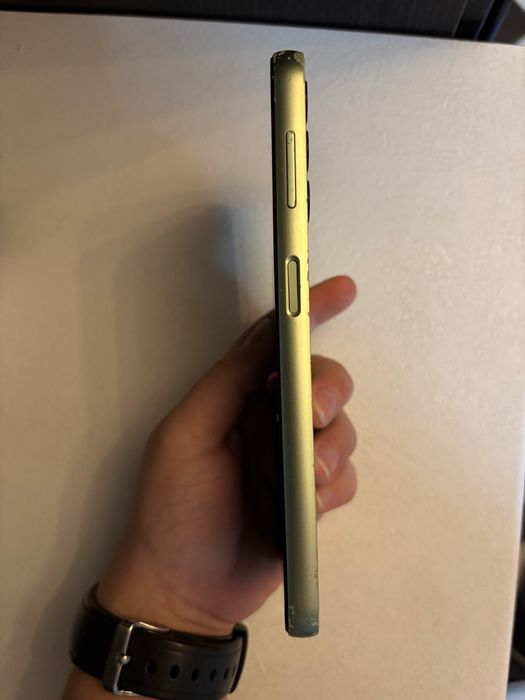 Vand doua telefoane: unul pentru piese si unul utilizat dar functional