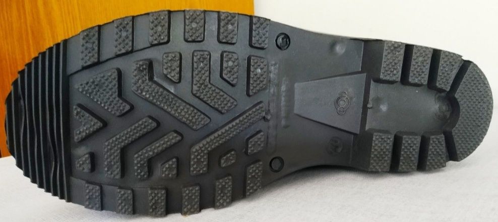 Резиновые сапоги с защитным металлическим подноском