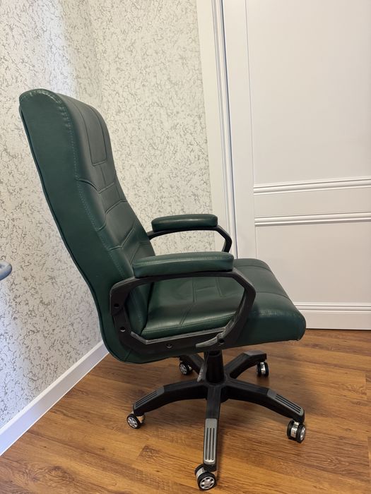 Офисное кресло кожанное