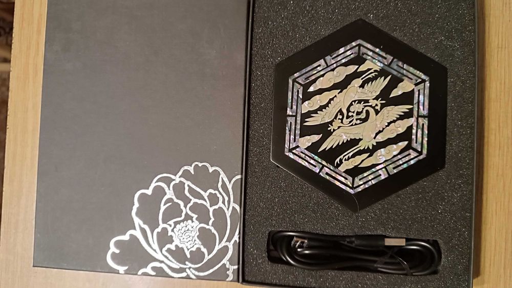 безжично Qi зарядно устройство. Корейско, седеф инкрустирано