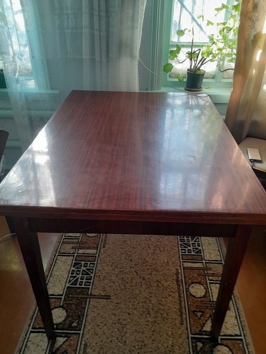 Стол обеденный крепкий