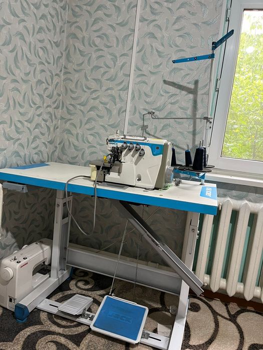 Оверлок JACK б/у в хорошем состоянии