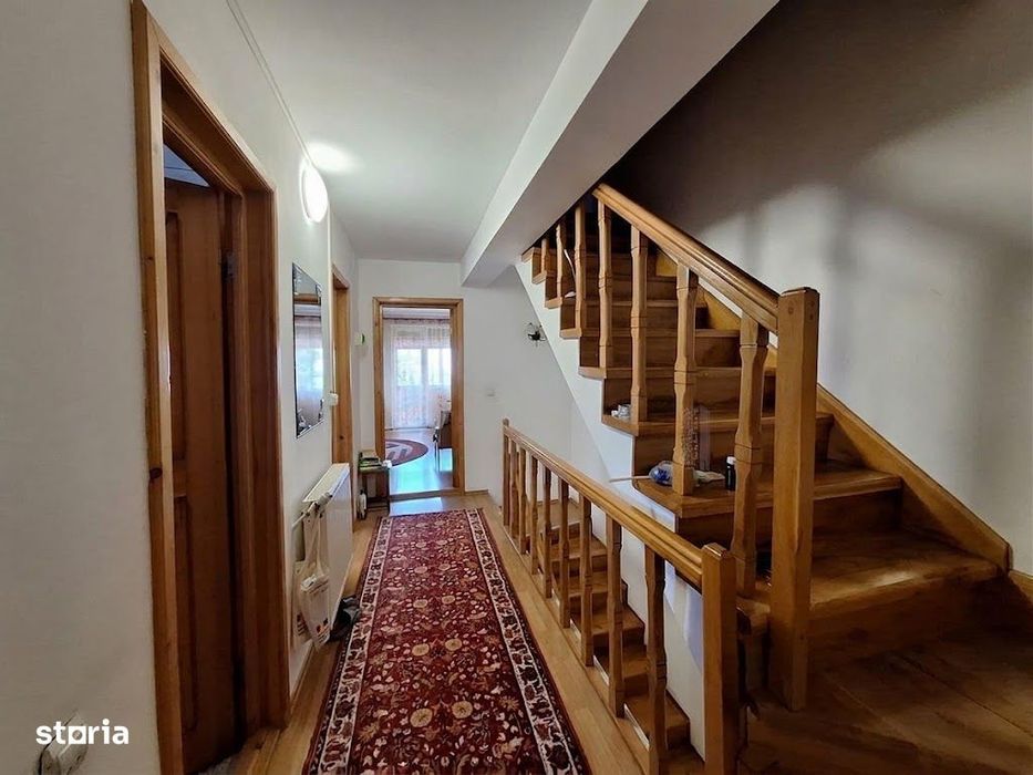 Casă cu 6 camere, curte și mansardă Bacău