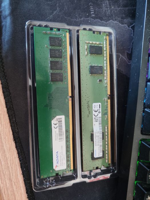 Plăcuțe RAM 8 GB DDR4 2400 mhz