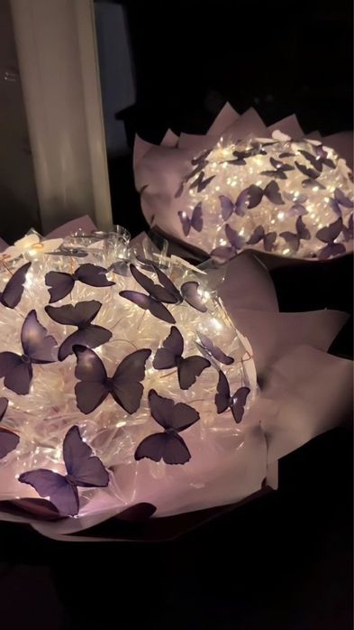 Атласные розы и бабочки