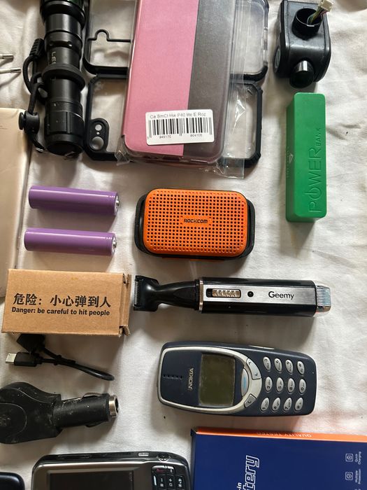 Vând electronice la grămadă.