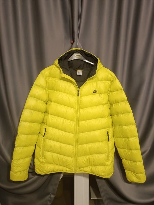 Geacă Nike cu mici zgârieturi !