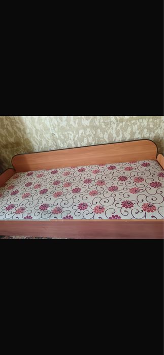 кровать продам с тумбочкой срочно