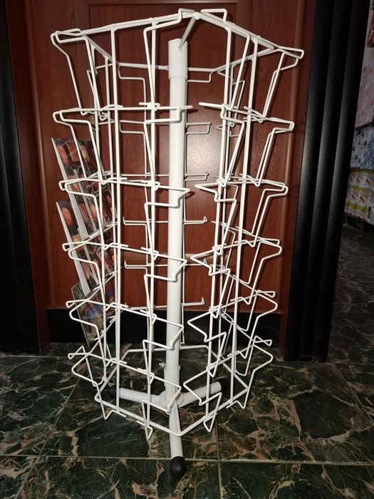 Въртящ се стелаж за картички