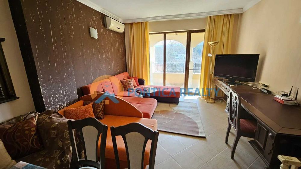 Предлагаме светъл и просторен двустаен апартамент в престижния комплекс Реджина Маре