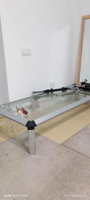 Продаю  Стол стеклянный с алюминиевым корпусом.