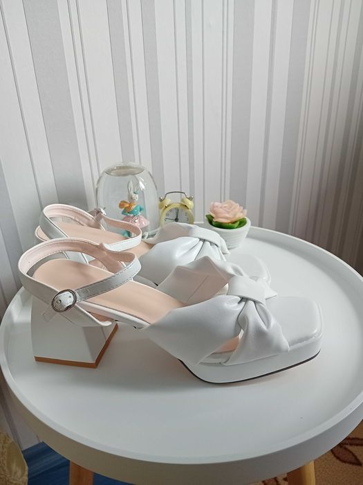 Сандали с дебел ток