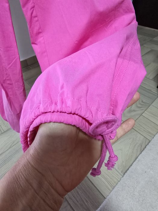 Pantaloni dama fucsia cu buzunare laterale si pe picior