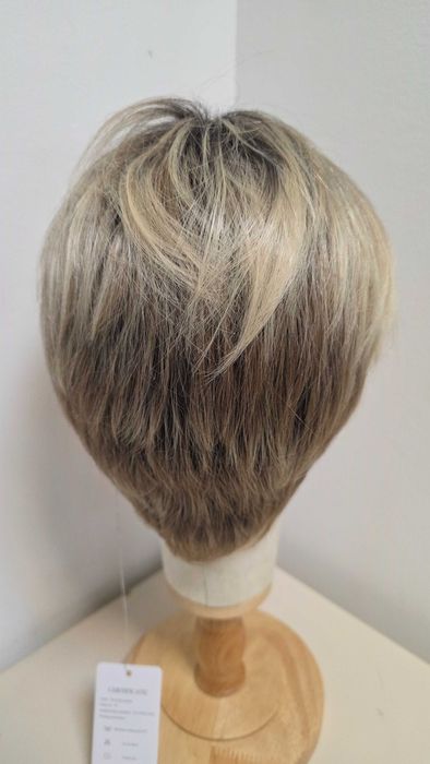 Perucă Haircube scurtă pixie blond cenușiu cu rădăcini închise – nouă