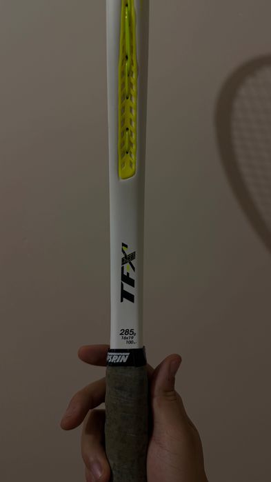 Теннисная ракетка