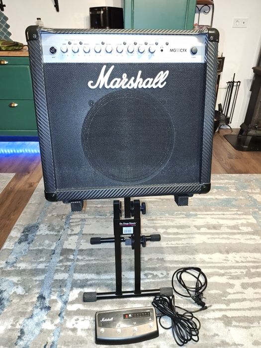 Amplificator Marshall,procesor efecte Boss ME25, microfon