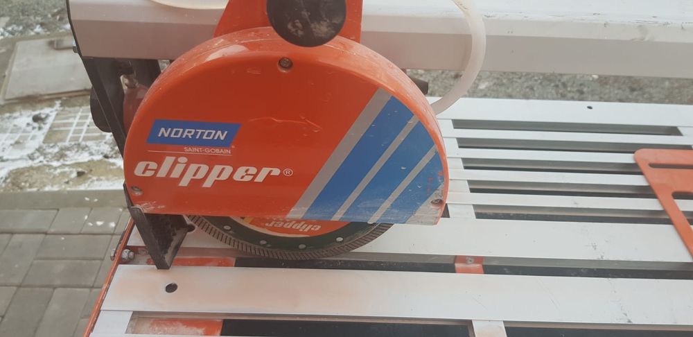 Inchiriez masina taiat gresie cu apa 650mm  ,mecanica 1250mm 150lei/zi