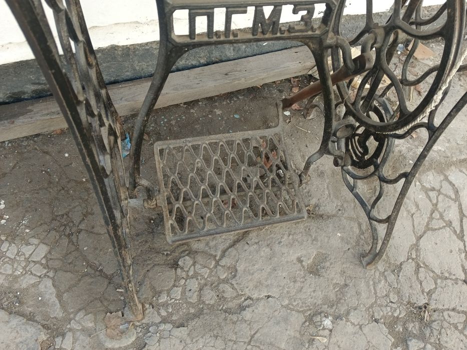 Ножная швейная машинка...