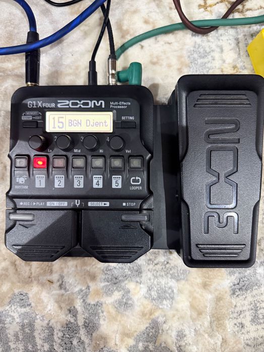 Продаю гитарный процессор Zoom G1X four
