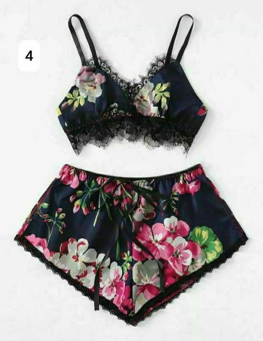 Set pijamale damă se trimite prin curier