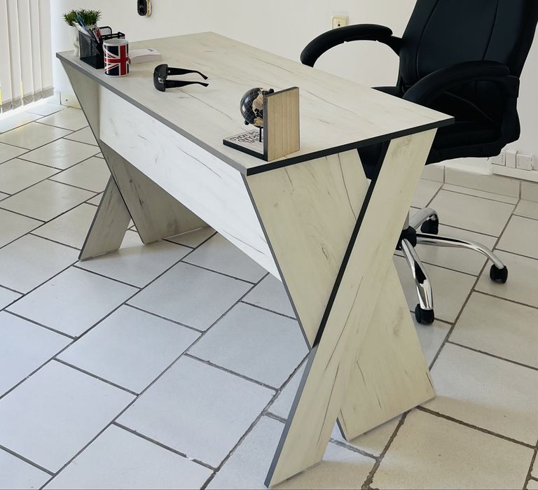 Бюро с чекмедже.