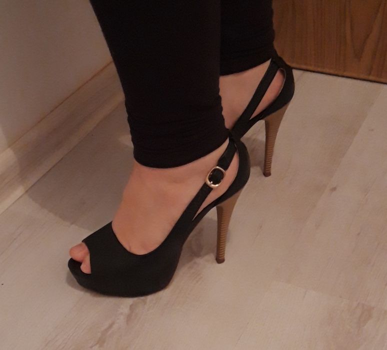 Сандали на висок ток