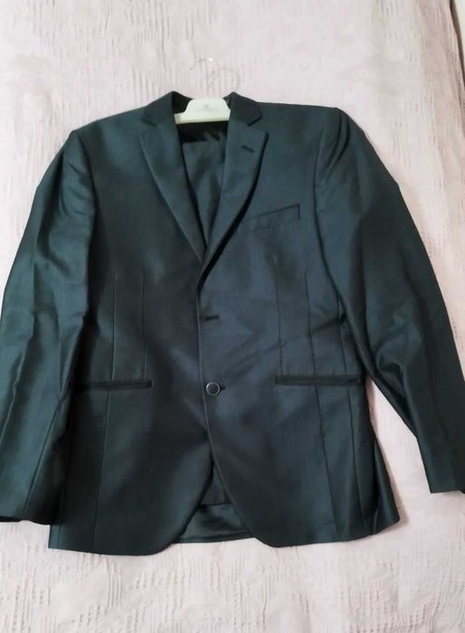 Продаётся костюм+брюки новый!