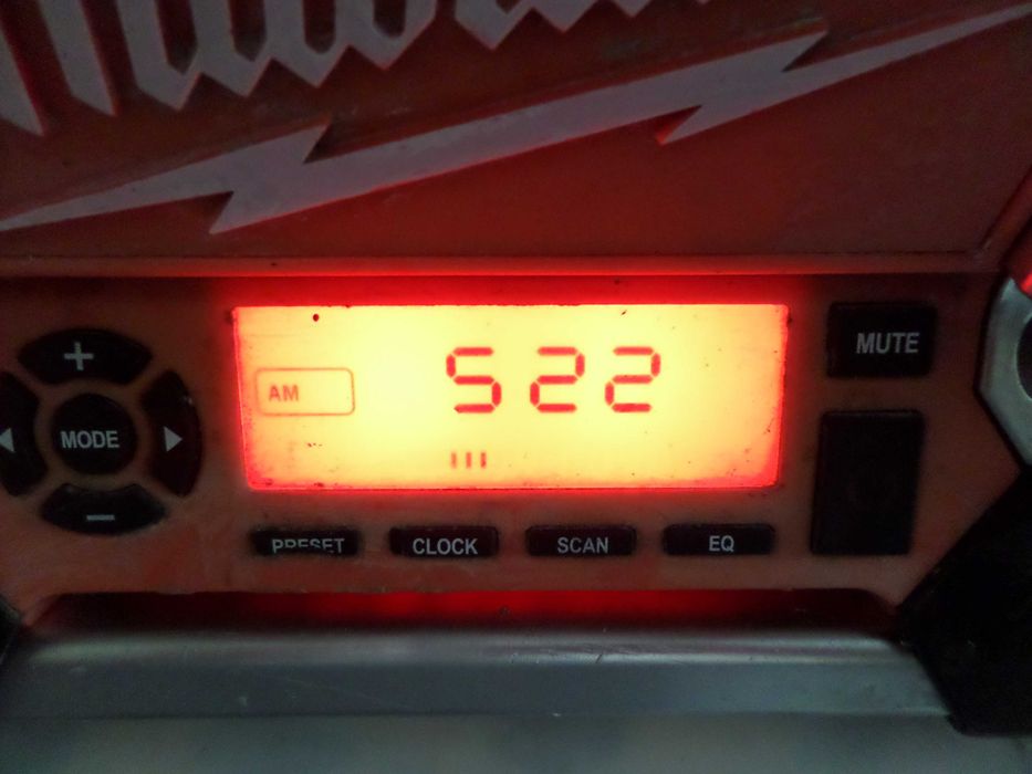 Radio santier Milwaukee C12-28 DCR perfect functional pe acumulatori si la priza