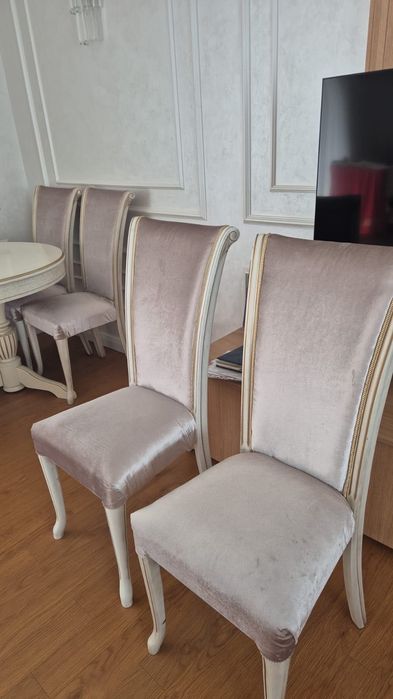 Стол в гостиную со стульями