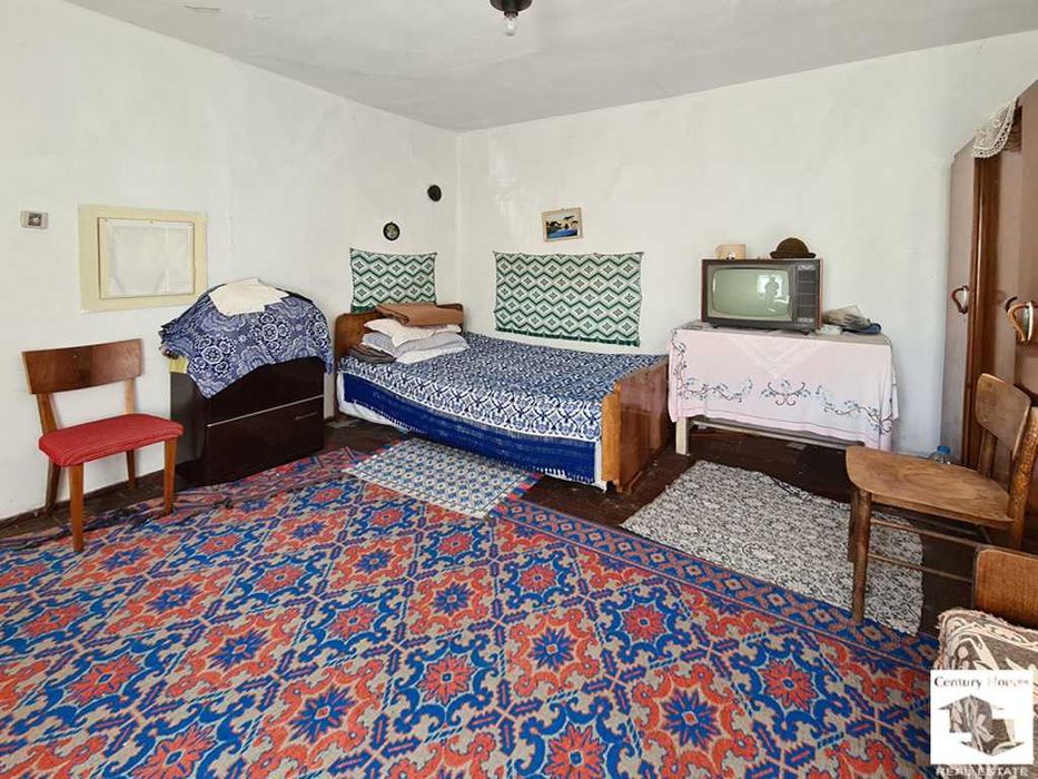 175090 Двуетажна къща с гараж и голям двор, в село до гр. Севлиево