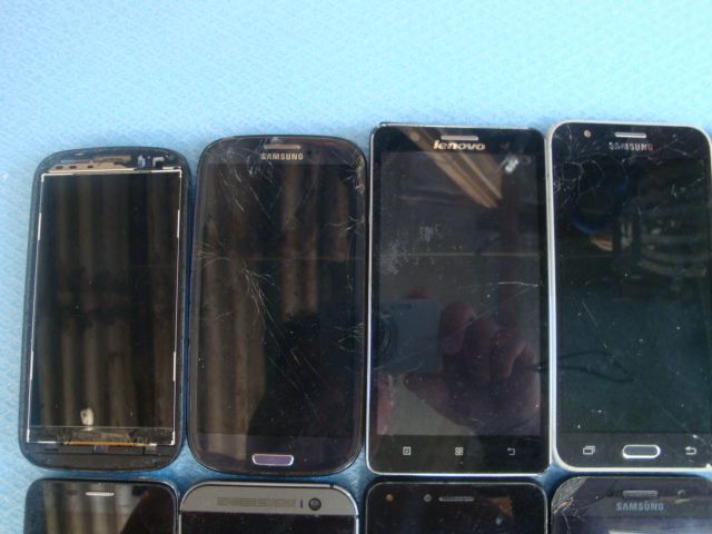 Лот от 18 счупени смартфони за части