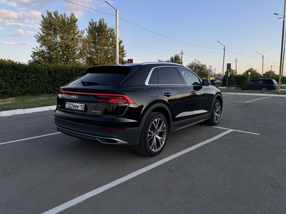 Продам  Audi  Q8
