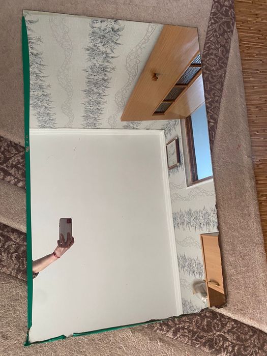 прлдается зеркало