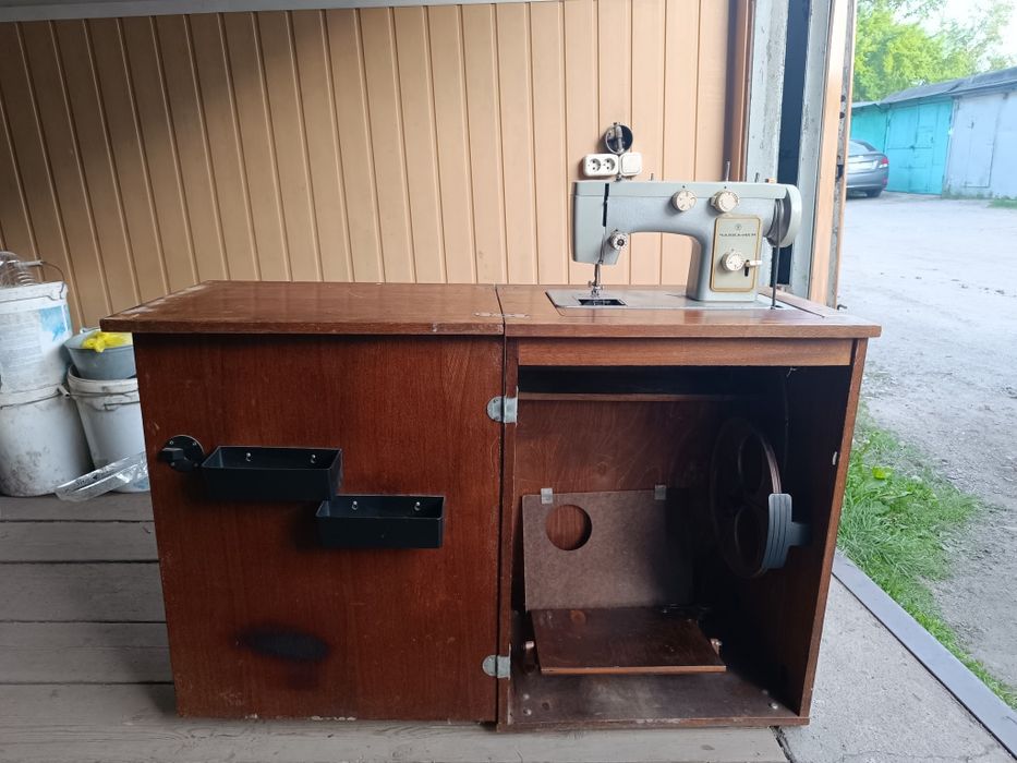 Продам машинку швейную