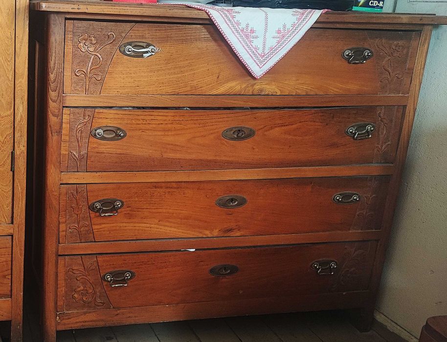 Старинен двукрилен гардероб и скрин