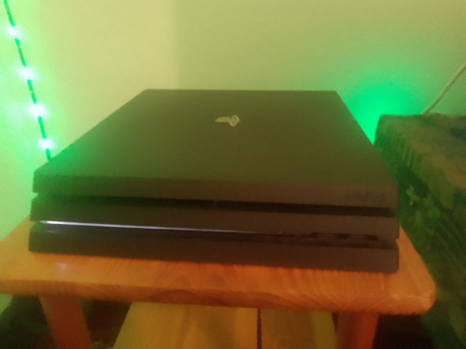 Vând ps4 pro în stare excelenta
