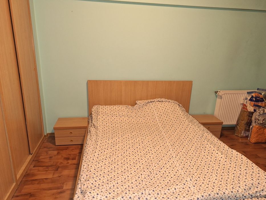 De vânzare pat mijloc și 2 noptiere