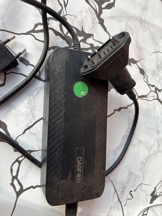 Încărcător trotinetă electrică
