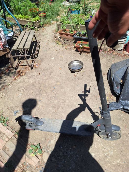 Trotineta electrică fără baterie în rest este foarte buna