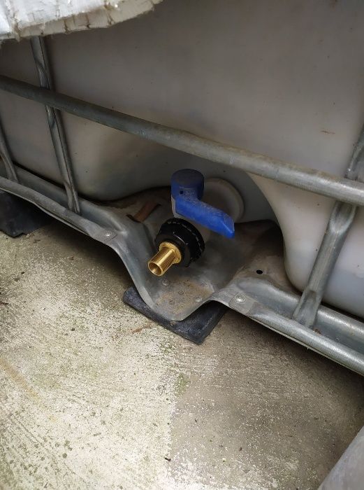 капачка за кран бидон- цистерна IBC контейнер 1000 л 1 тон