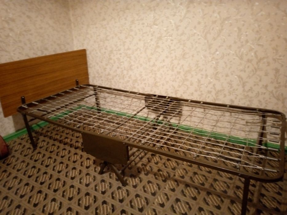 Продам срочно железную кровать полуторка 1.5 раскладная.