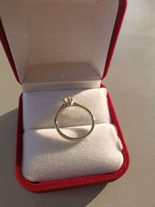 Кольцо с бриллиантом