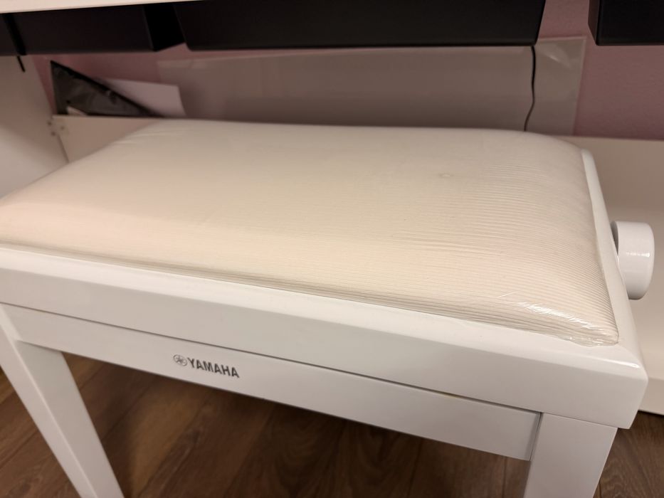 Пиано с таборетка YAMAHA