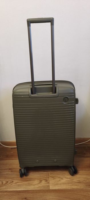 Чемодан М новый IT