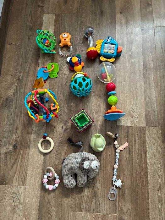 16 броя бебешки играчки