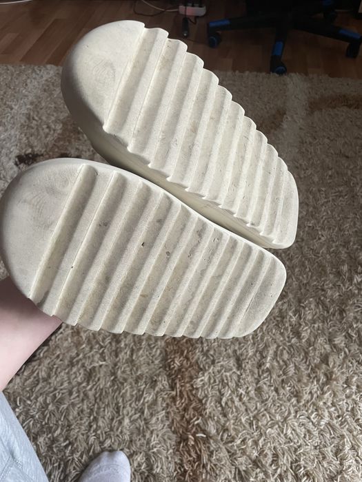 yeezy slides marimea 42 cu un sg defect
